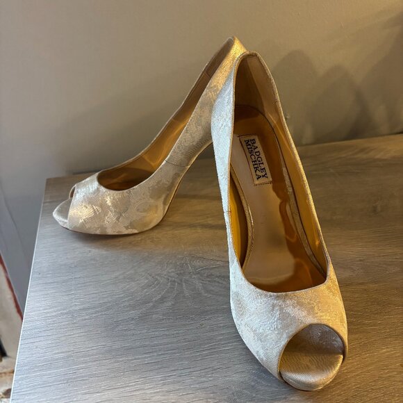 Size 9 Badgley Mischka Gold Shoes - Picture 1 of 3
